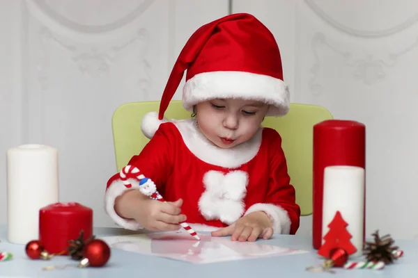 Kleine Kinder schreiben Brief an den Weihnachtsmann — Stockfoto