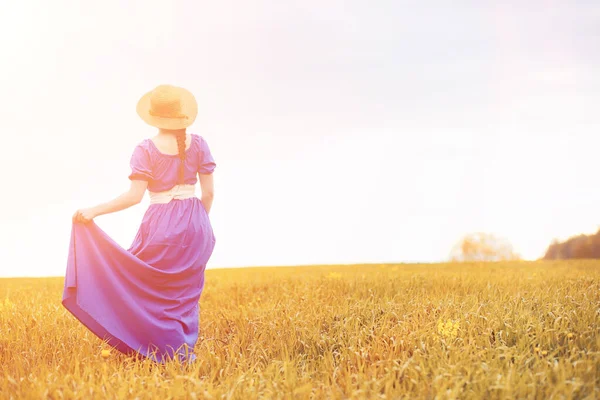 Giovane bella ragazza in abiti sulla natura. Una ragazza con un cappello cammina — Foto Stock