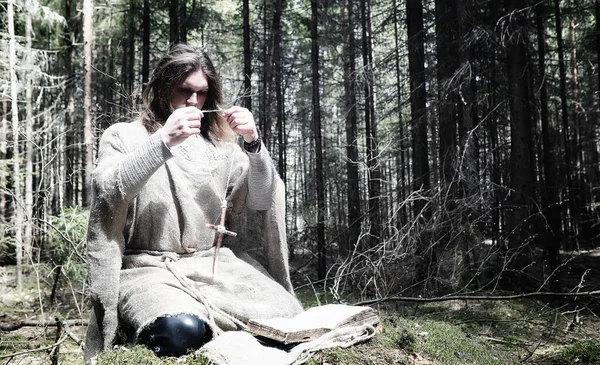 Magicien de fées. Un sorcier avec une sphère de verre, un sort magique — Photo