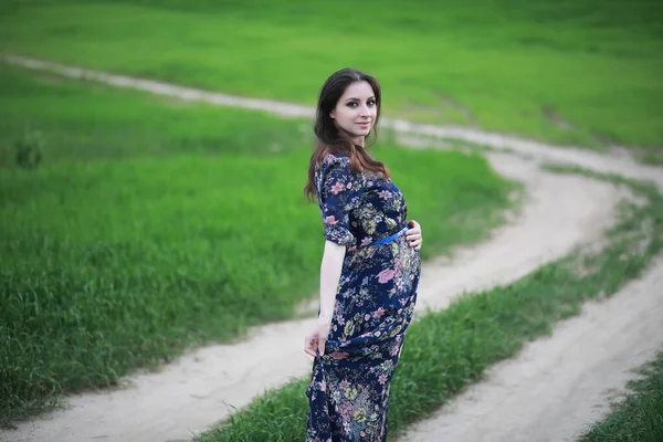 Fille enceinte dans une robe dans la nature — Photo