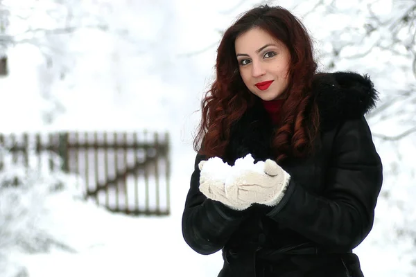 Красивая девушка в зимний снежный день — стоковое фото