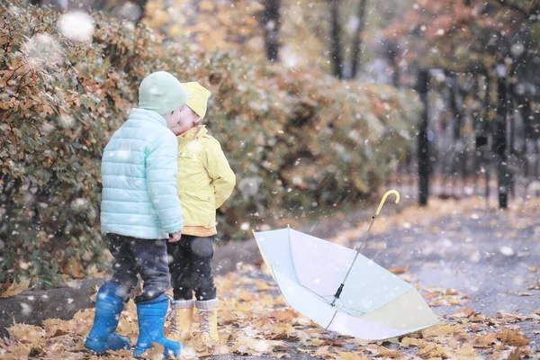 Çocuklar parkta ilk kar yürümek — Stok fotoğraf