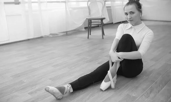 ウォーム アップの若いバレエ ダンサー。バレリーナの準備中です。 — ストック写真
