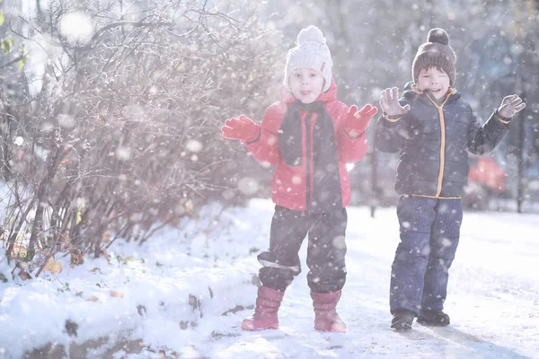 孩子们在公园里走第一场雪 — 图库照片