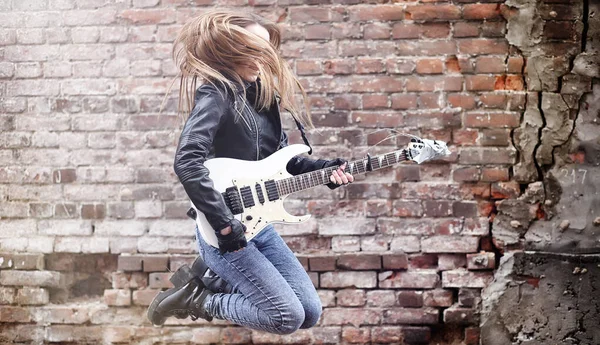 Piękna młoda dziewczyna rocker z gitary elektrycznej. Rock musicia — Zdjęcie stockowe