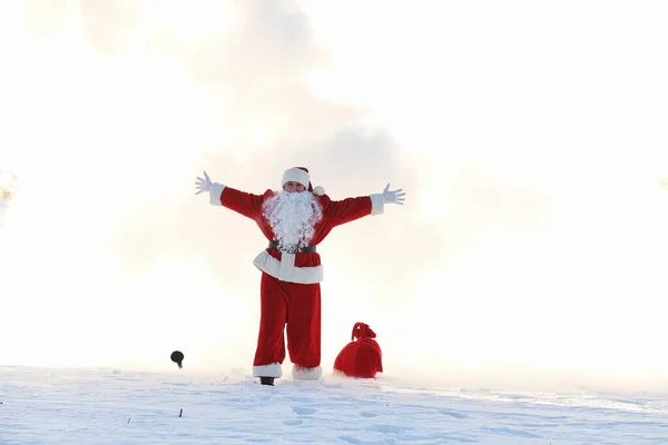 Mikołaj w polu zima. Santa magicznej mgły jest chodzenie wzdłuż th — Zdjęcie stockowe