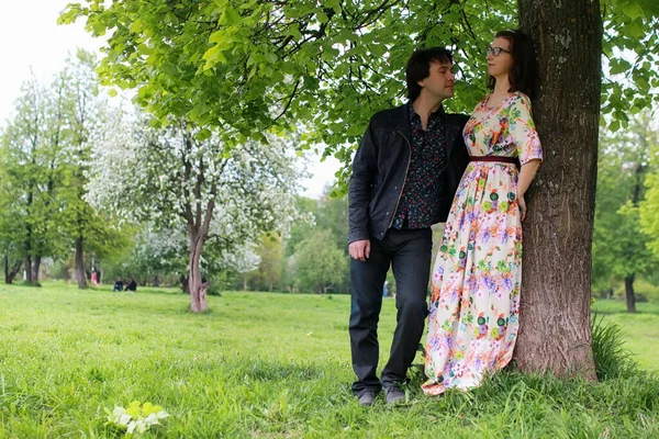 Νεαρό ζευγάρι την ημερομηνία στο πάρκο άνοιξη — Φωτογραφία Αρχείου