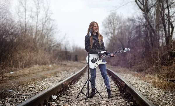 Bela menina roqueiro com guitarra elétrica. Uma música de rock — Fotografia de Stock