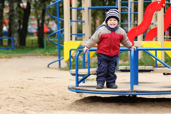 Crianças brincam no parque infantil — Fotografia de Stock