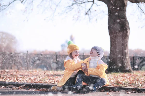 Çocuklar parkta ilk kar yürümek — Stok fotoğraf