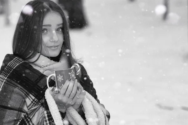 Dívka v zimě zamračený den — Stock fotografie
