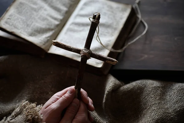 Religião Tom livro cruz serapilheira — Fotografia de Stock