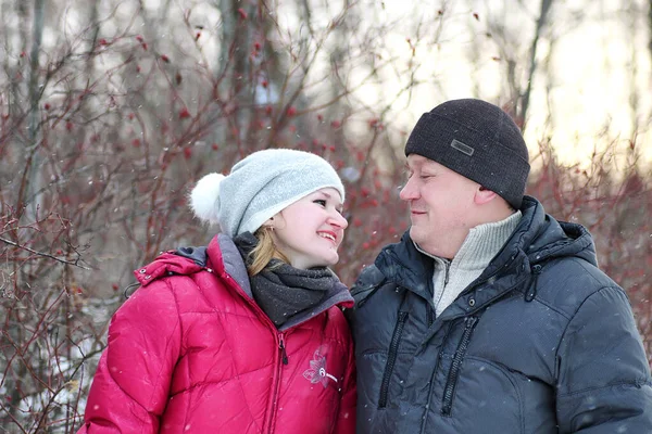 Ung familj med barn på vintern — Stockfoto