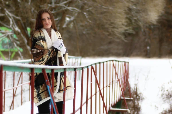 눈 겨울 날에 아름 다운 소녀 — 스톡 사진