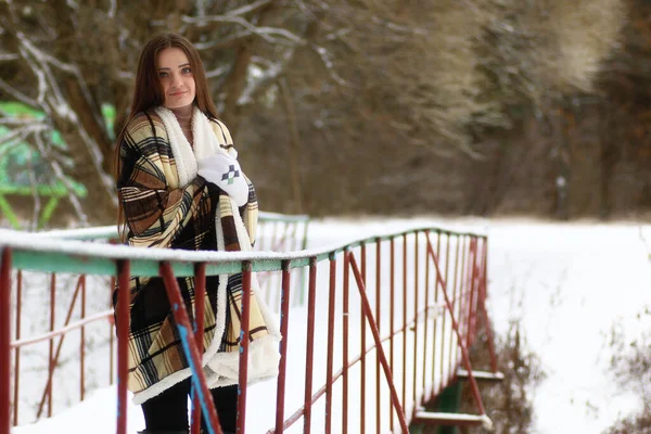 Jovem menina bonita no inverno dia nevado — Fotografia de Stock