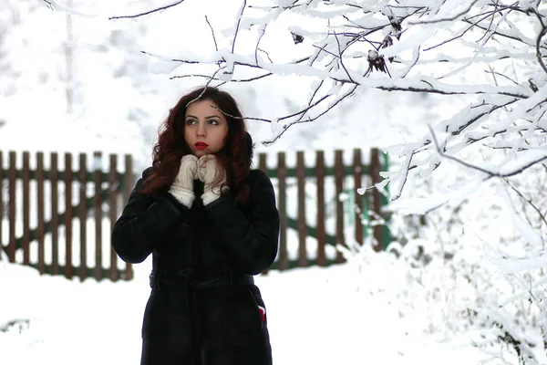 美丽的女孩在冬天下雪天 — 图库照片