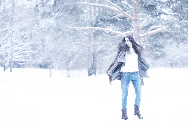 Bella ragazza in una bella neve invernale — Foto Stock