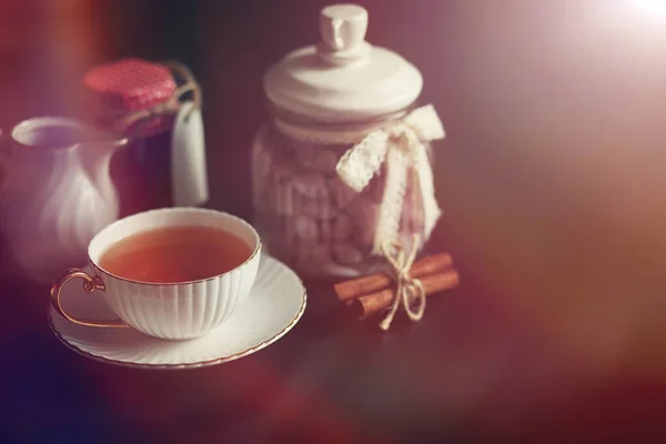 Prêt pour le petit déjeuner. Bonbons et pâtisseries aux noix pour le thé sur un bl — Photo