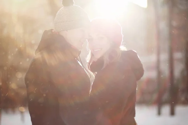 Jovem casal caminhando pelo inverno — Fotografia de Stock