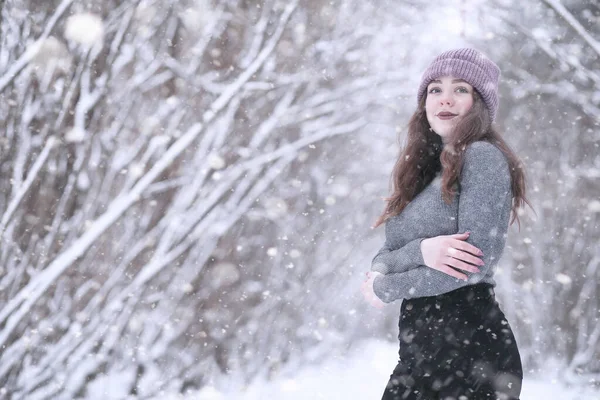 在雪地里的冬季公园里的女孩 — 图库照片