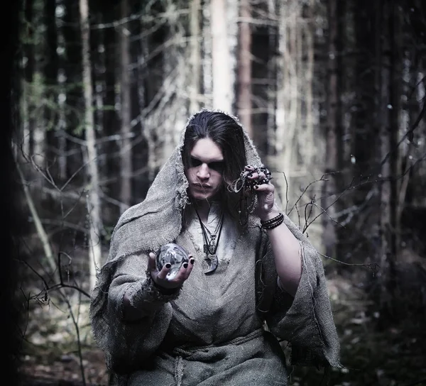 Magicien de fées. Un sorcier avec une sphère de verre, un sort magique — Photo