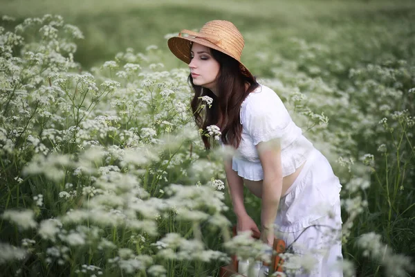 Femme Enceinte Dans Nature Pour Une Promenade Été — Photo