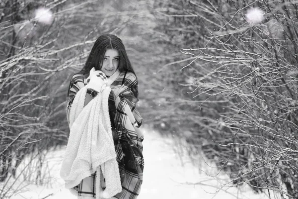 Una ragazza in una giornata nuvolosa invernale — Foto Stock