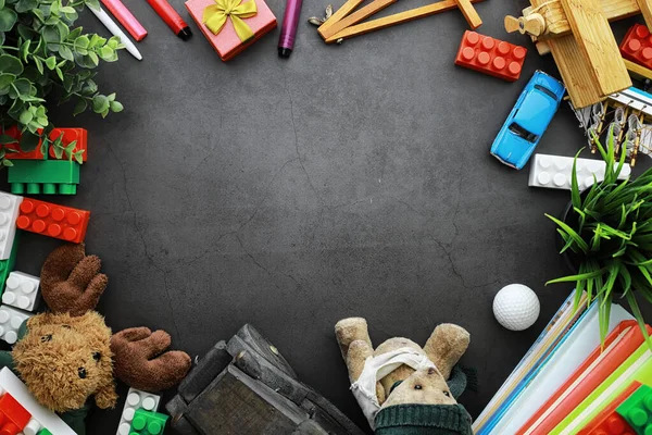 Contesto. Giocattoli per bambini sul tavolo. Spazio tra i bambini a — Foto Stock