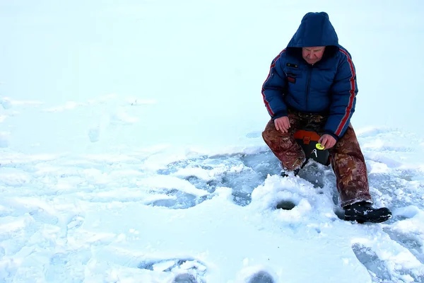 Pescador Invierno en el lago — Foto de Stock