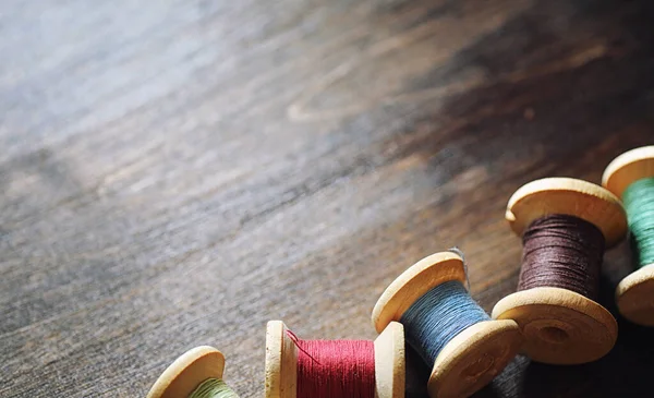 木製の背景にミシン糸。ボビン上のスレッドのセット — ストック写真