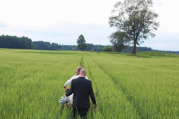 Amantes casal andando em campo no dia de verão — Fotografia de Stock