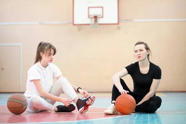 女孩在健身房打篮球 — 图库照片