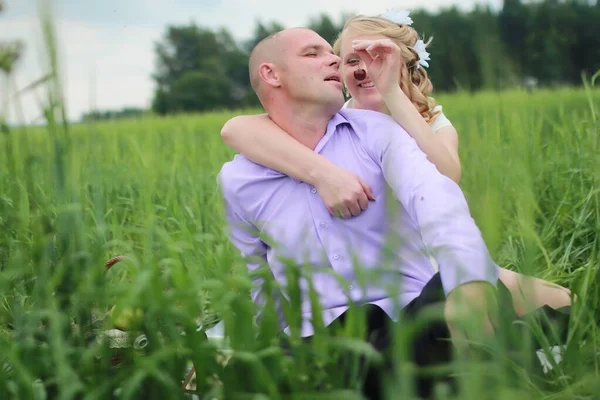 Couple amoureux marchant dans le champ dans la journée d'été — Photo