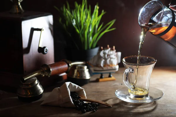 Thé à infuser sur une table en bois — Photo