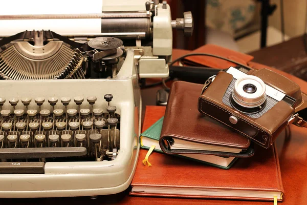 Schreibmaschine und Kamera retro — Stockfoto