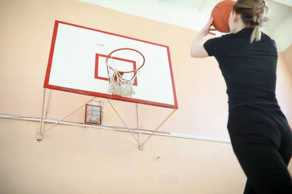 Дівчина в спортзалі грає в баскетбол — стокове фото