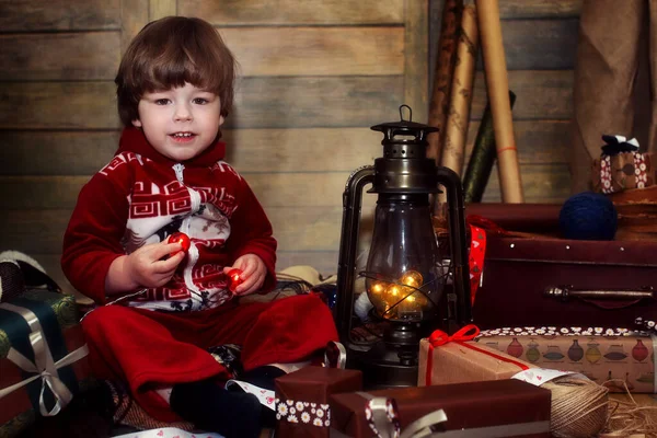 Menino vestido com uma camisola com padrão de Natal posando no ca — Fotografia de Stock