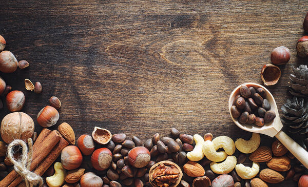 Разные орехи на деревянном столе. Кедр, кешью, фундук, вальну
