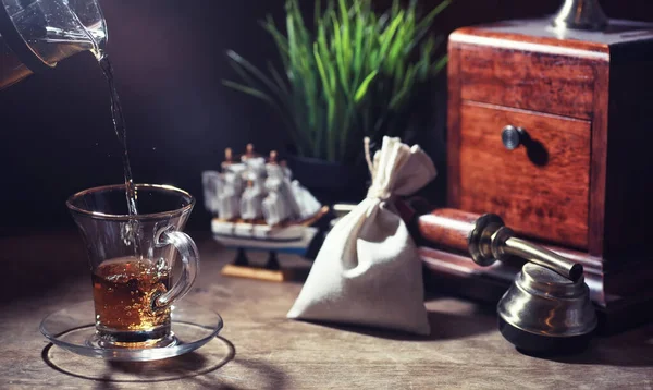Заварювання чаю на дерев'яному столі — стокове фото