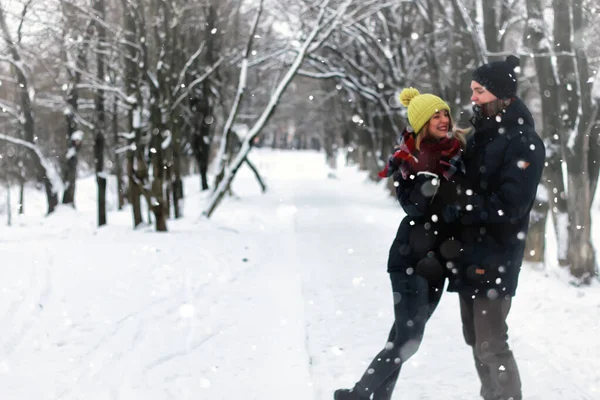 Молоді Коханці Гуляють Засніженому Зимовому Парку — стокове фото