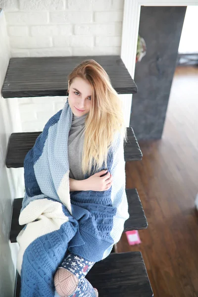 Jovem em casa relaxante — Fotografia de Stock