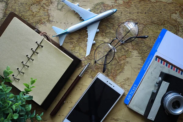 Concepto de viaje. Mapa sobre la mesa yl avión . —  Fotos de Stock