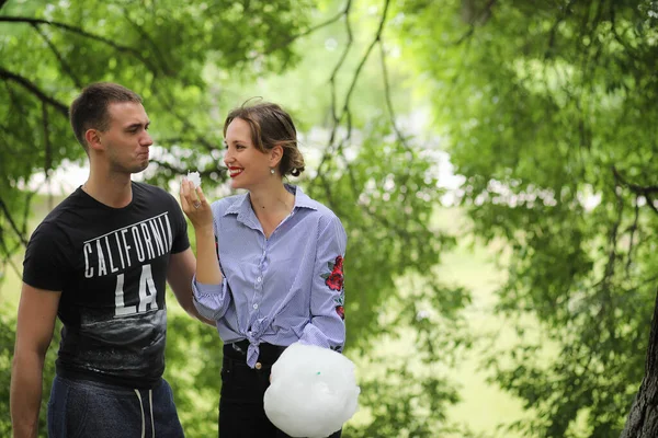 Hermosa pareja joven en un paseo — Foto de Stock