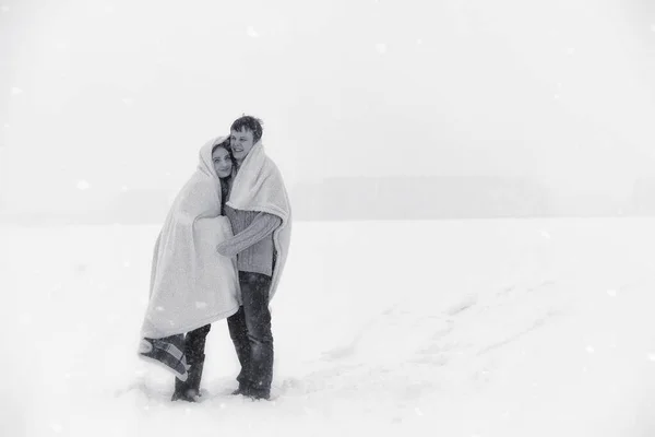 Ett älskande par på en vinterpromenad. Man och kvinna på ett datum i den — Stockfoto