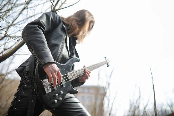 Rockgitarist op de trappen. Een muzikant met een basgitaar in een — Stockfoto