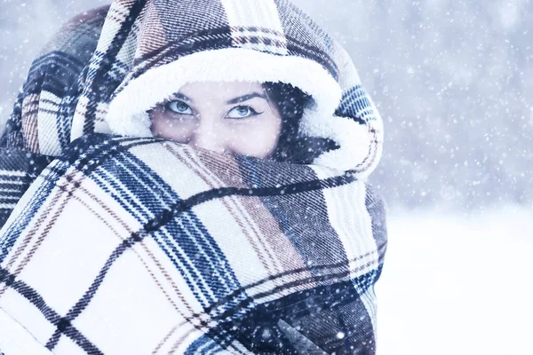 Belle fille dans une belle neige d'hiver — Photo