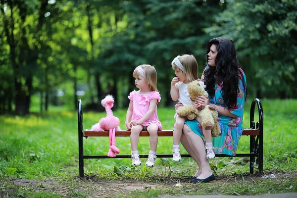 Moeder met twee dochters tweeling — Stockfoto