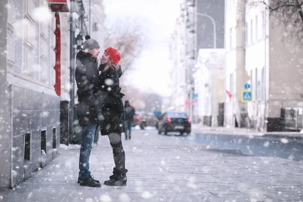 Jovem casal caminhando pelo inverno — Fotografia de Stock