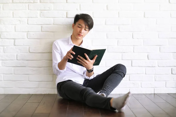 Asiático jovem estudante com livros — Fotografia de Stock