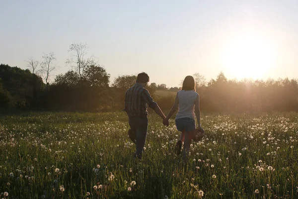 Cute couple on a walk by the countryside — Stock Photo, Image